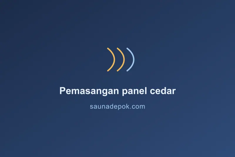 Tukang memasang panel kayu cedar dan foil vapor barrier di dinding sauna